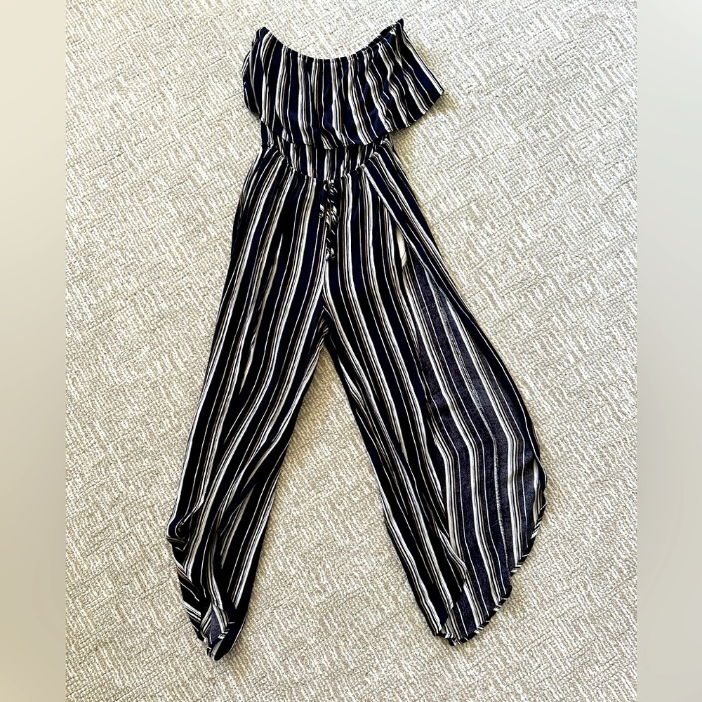Strapless jumper with slit in legs and pockets
